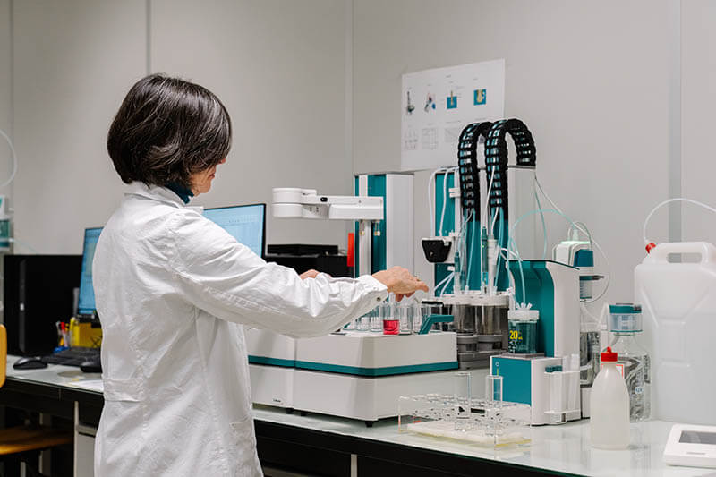 Test de l’eau du système dans le laboratoire de Spirotech